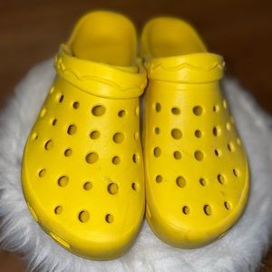 YELLOW CROCS